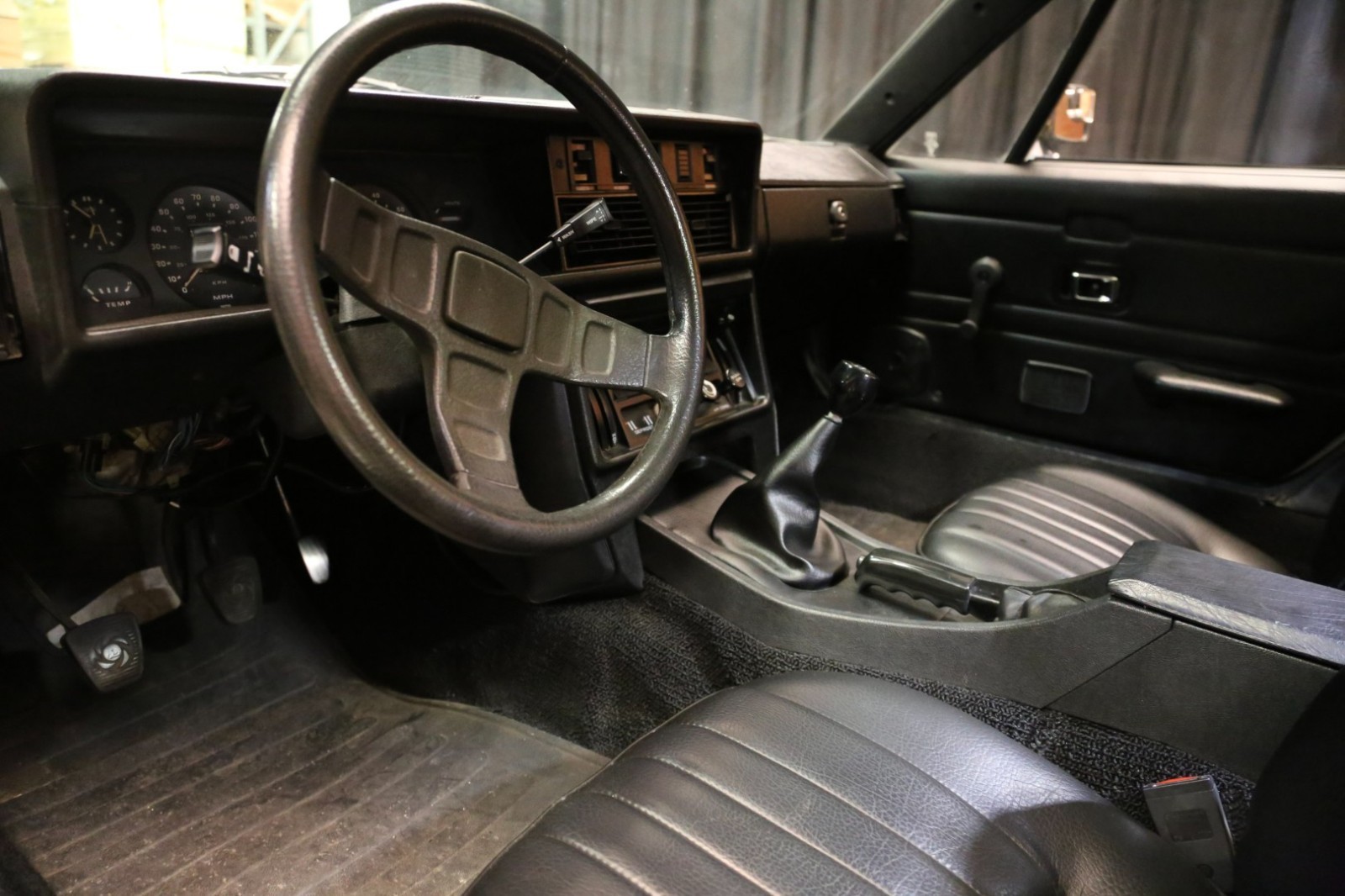 Triumph-TR7-1977-Coupe-15