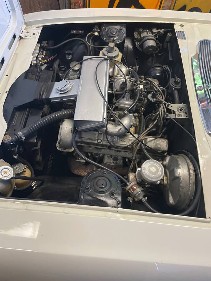 Triumph-stag-1972-white-2