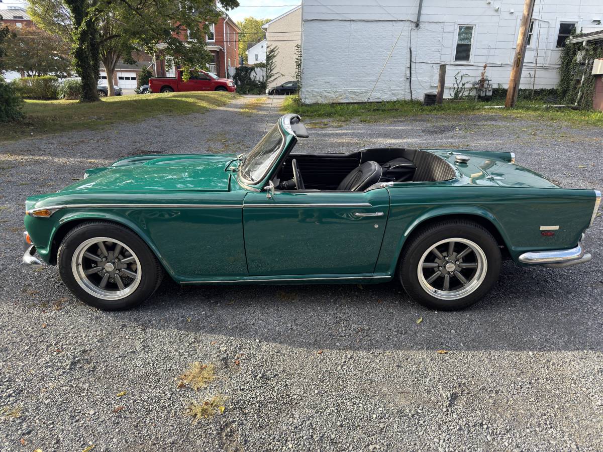 Triumph-tr250-1968-green-1