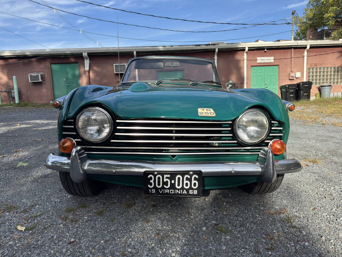 Triumph-tr250-1968-green-11