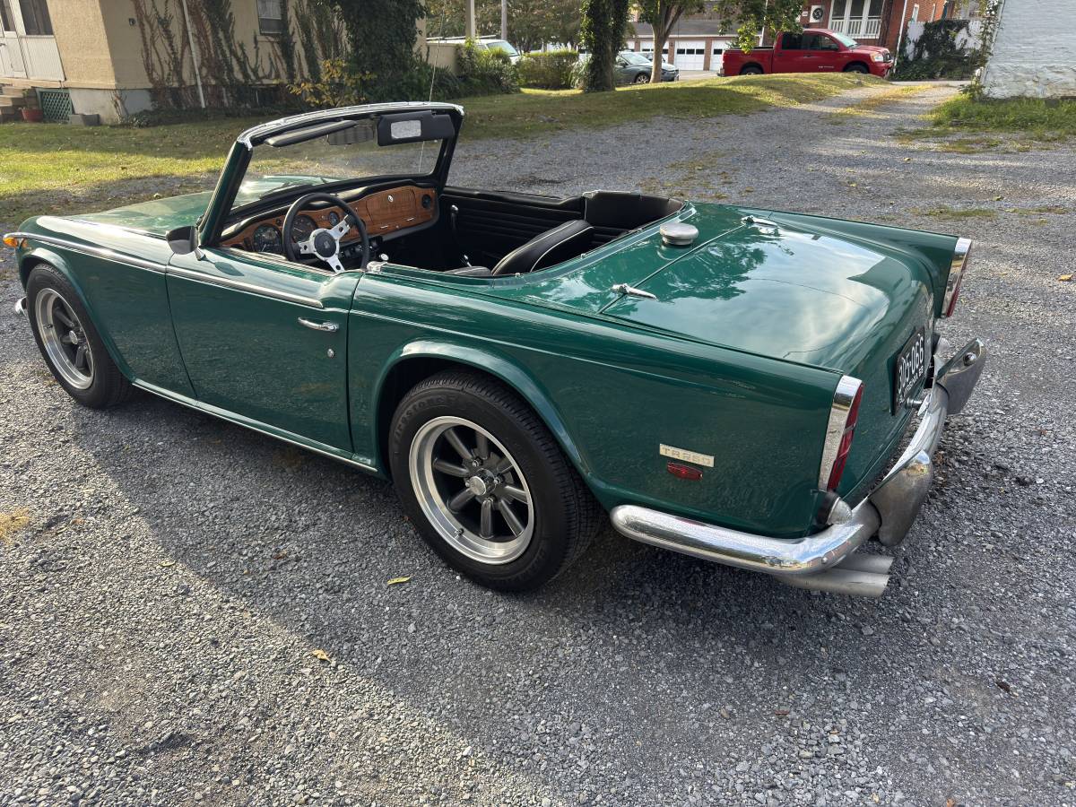 Triumph-tr250-1968-green-2