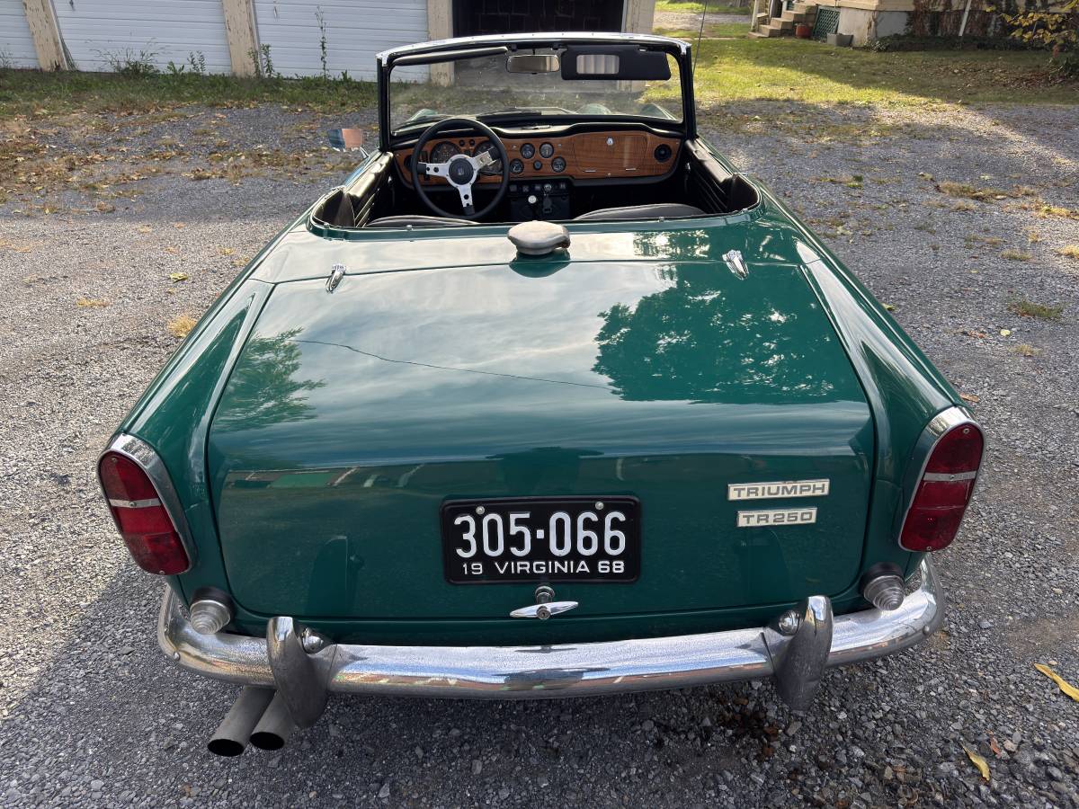 Triumph-tr250-1968-green-3