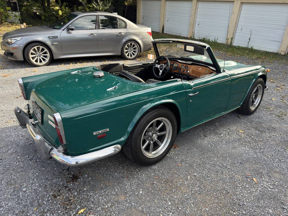 Triumph-tr250-1968-green-4