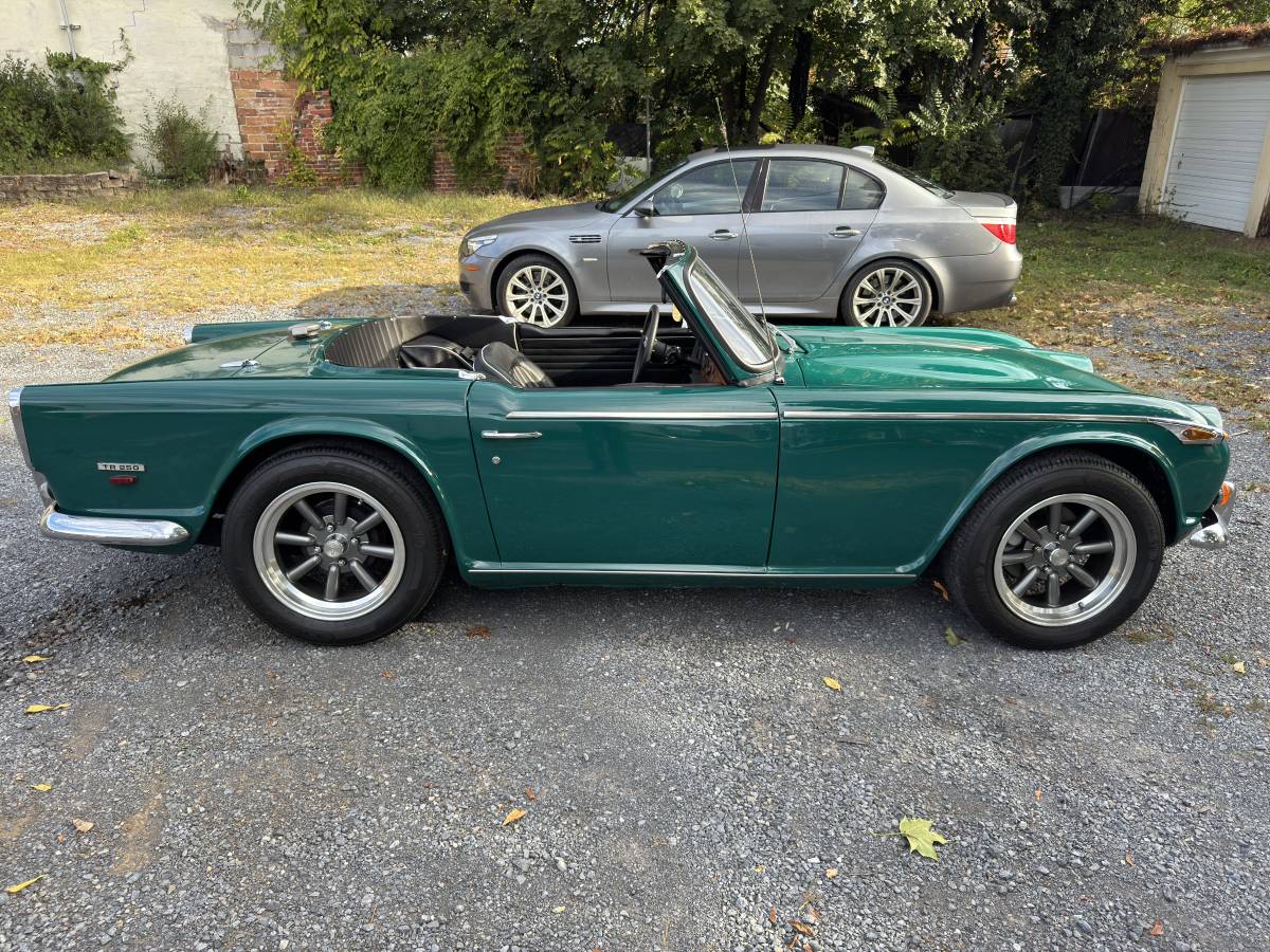 Triumph-tr250-1968-green-5