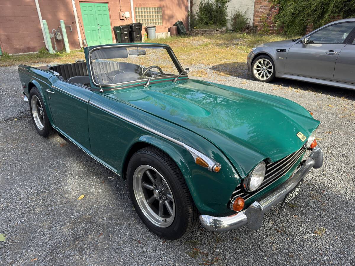 Triumph-tr250-1968-green-6