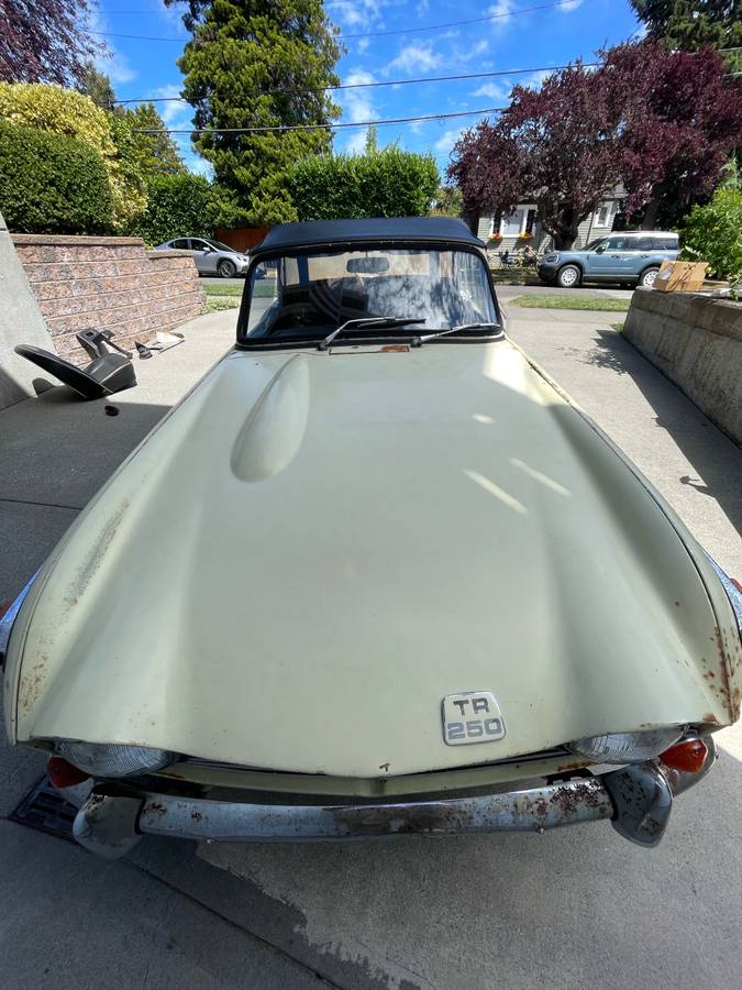 Triumph-tr250-1968-yellow-1