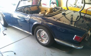 Triumph-tr6-1974-blue
