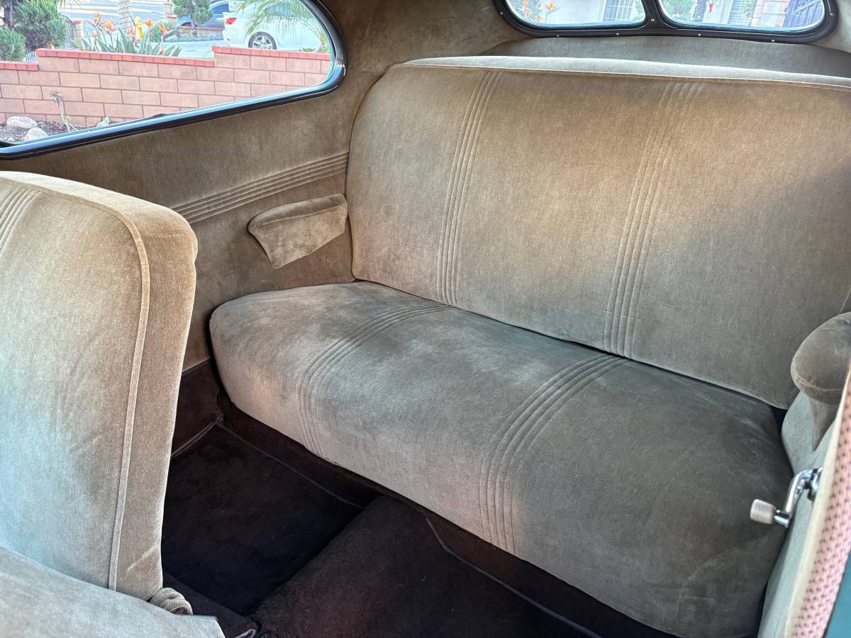 Two-door-ford-sedan-1940-green-12