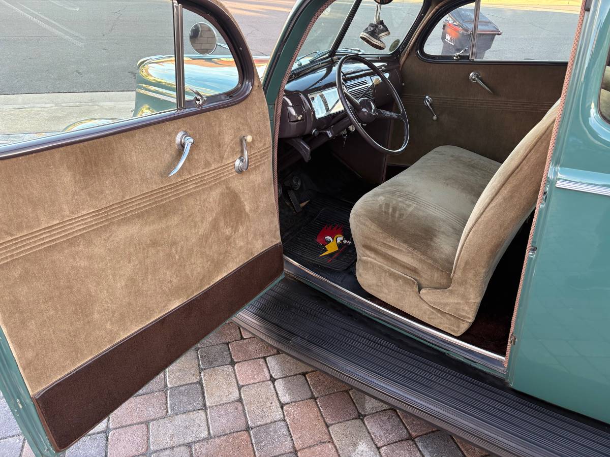 Two-door-ford-sedan-1940-green-16