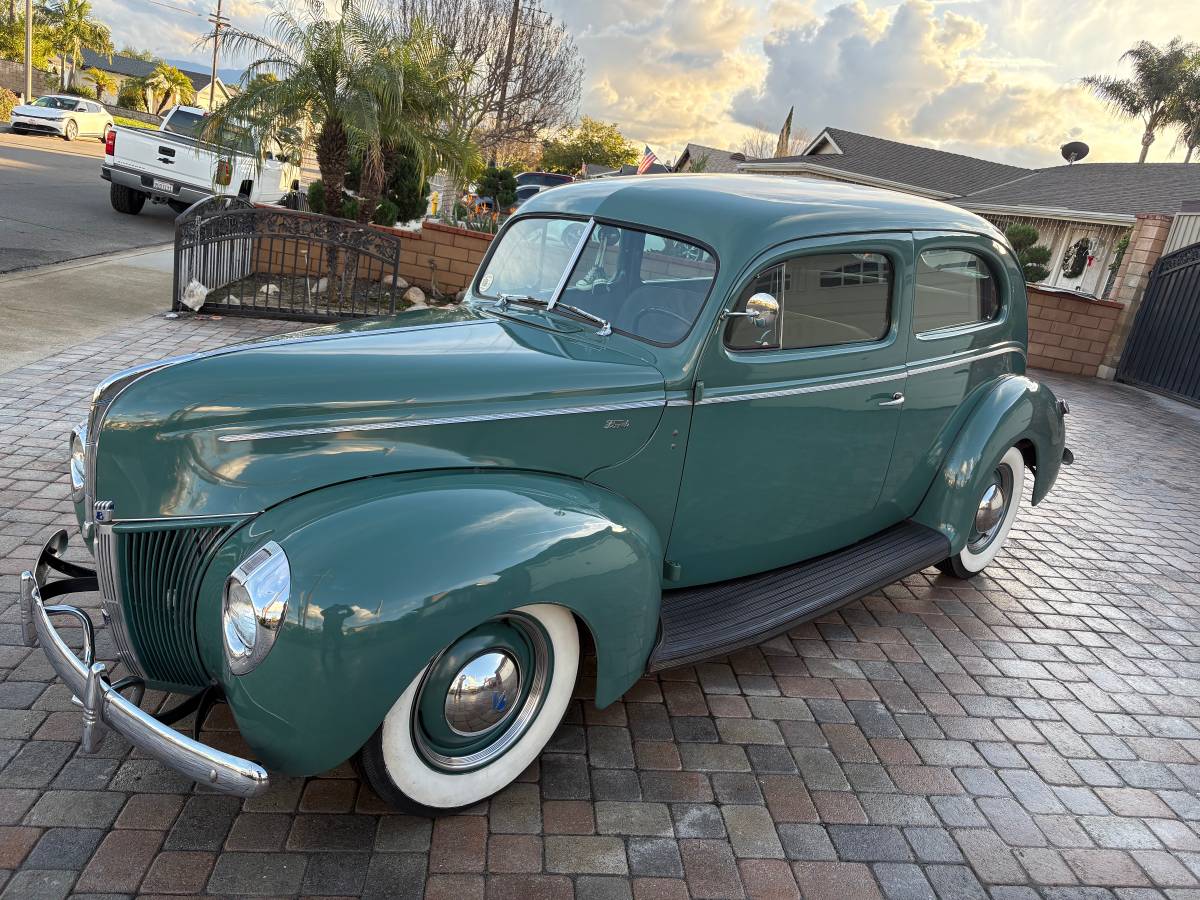 Two-door-ford-sedan-1940-green-5