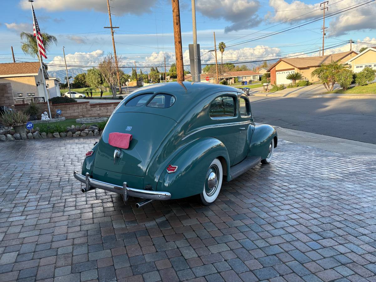 Two-door-ford-sedan-1940-green-6