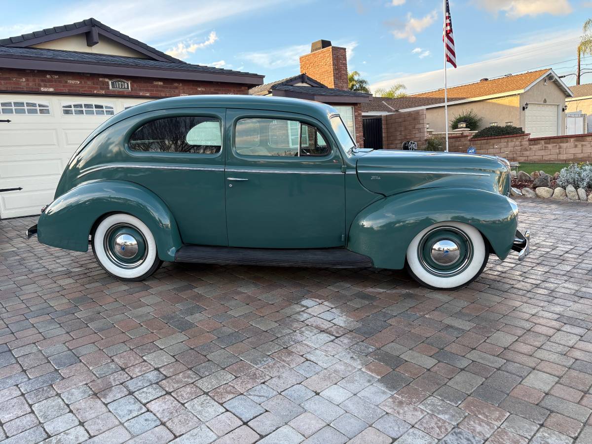 Two-door-ford-sedan-1940-green-8