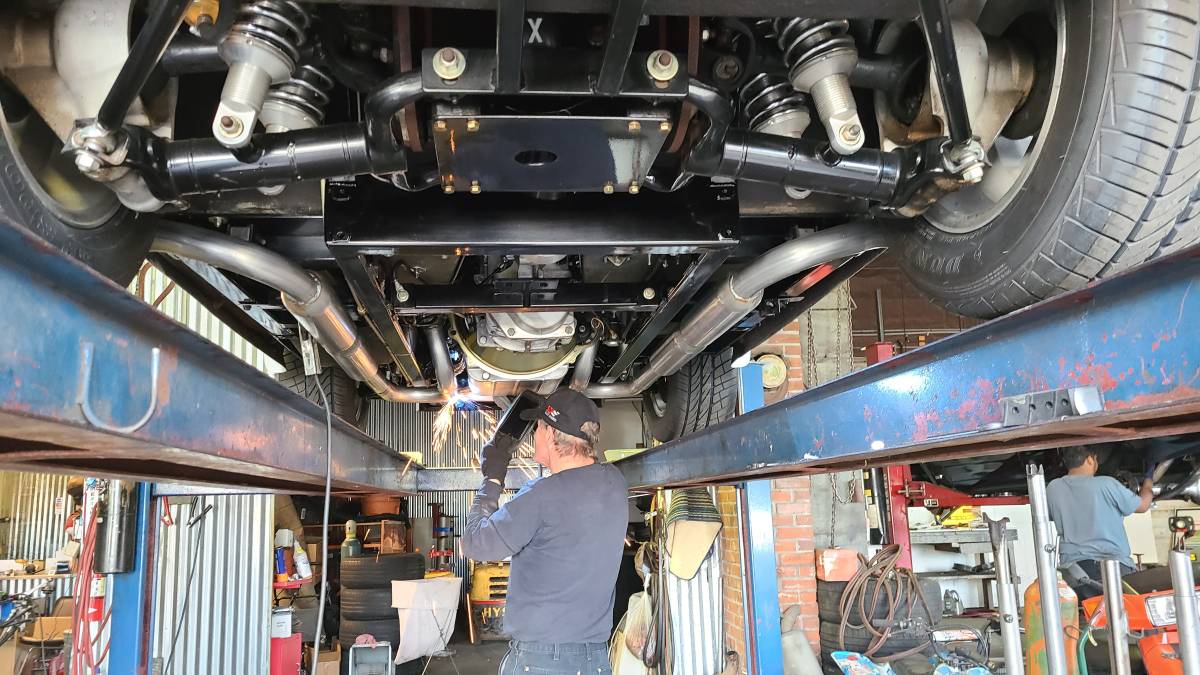 Unique-motorcars-fia-289-cobra-1964-silver-37