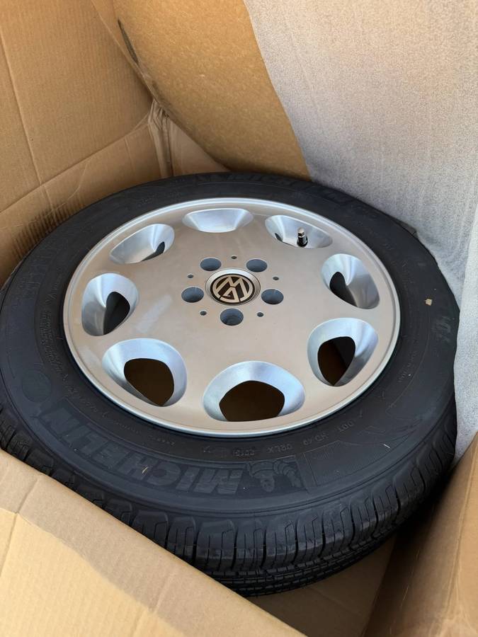 Volkswagen-1990-white-13