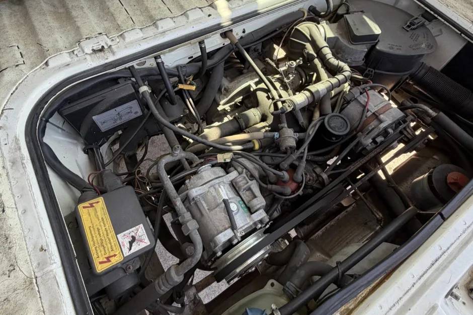 Volkswagen-1990-white-14