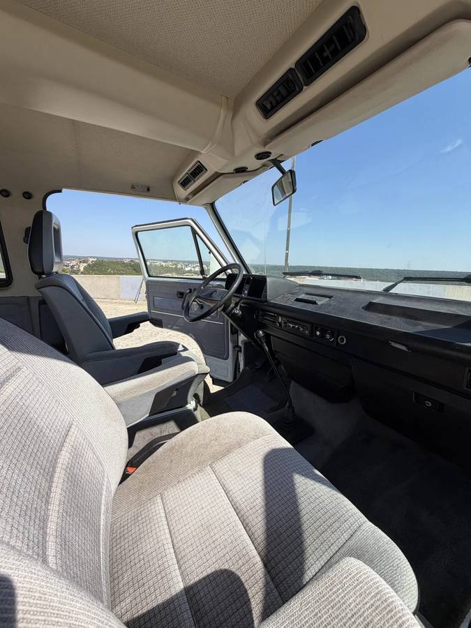 Volkswagen-1990-white-16