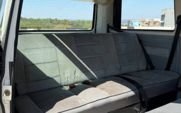 Volkswagen-1990-white-17