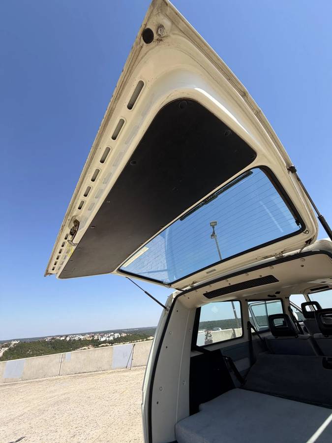 Volkswagen-1990-white-18