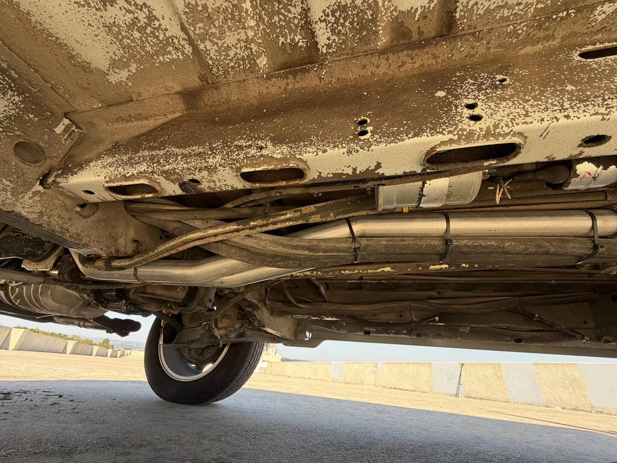 Volkswagen-1990-white-21