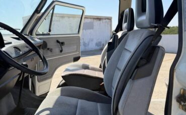 Volkswagen-1990-white-7