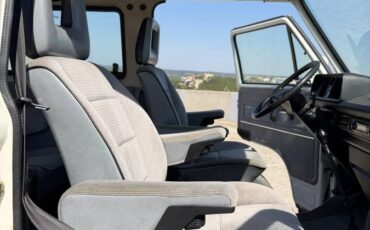 Volkswagen-1990-white-8