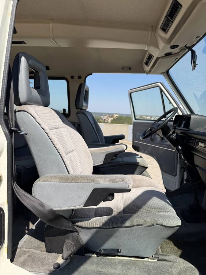 Volkswagen-1990-white-8