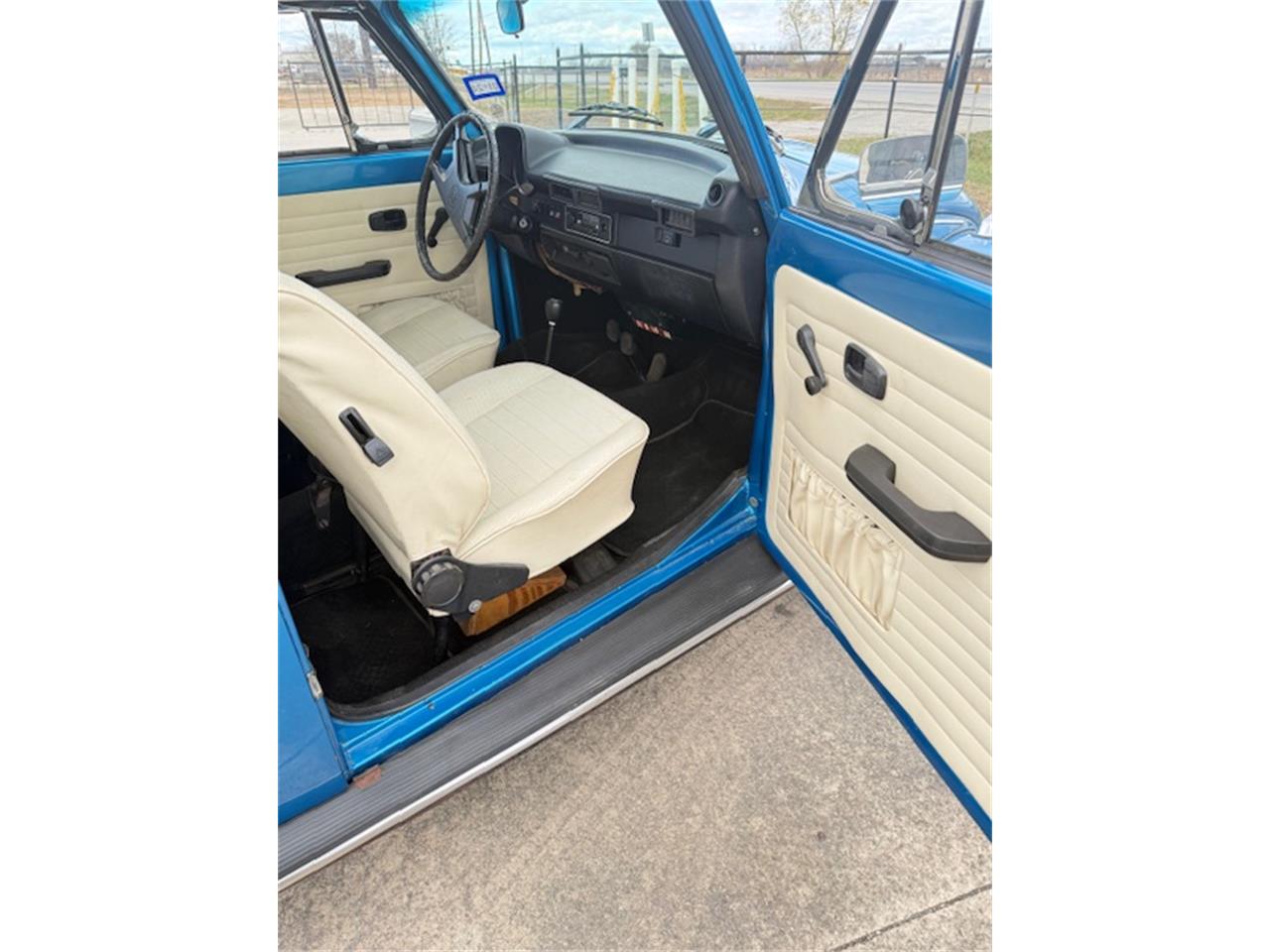 Volkswagen-Karmann-beetle-convertible-1978-bluewhite-white-8