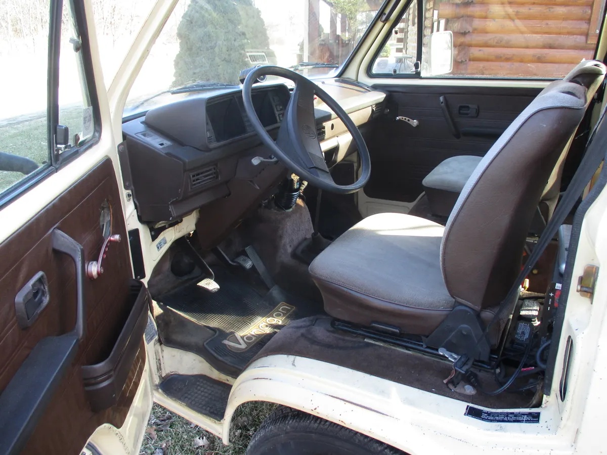 Volkswagen-Kombi-1981-Tan-Tan-1