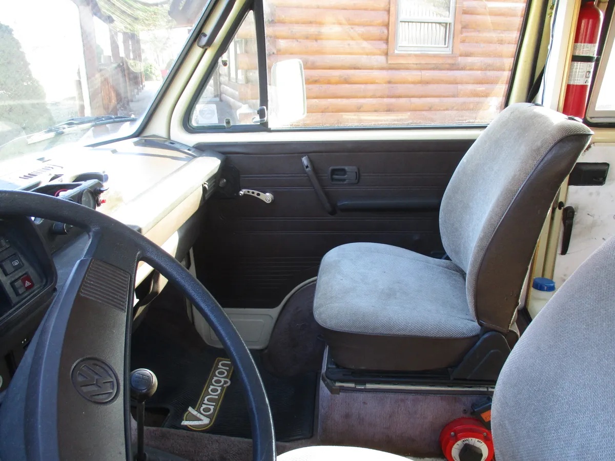 Volkswagen-Kombi-1981-Tan-Tan-14