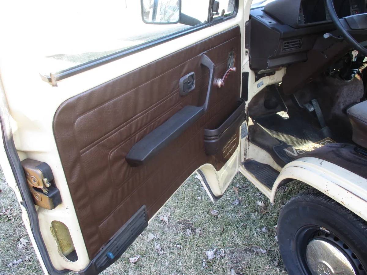 Volkswagen-Kombi-1981-Tan-Tan-16