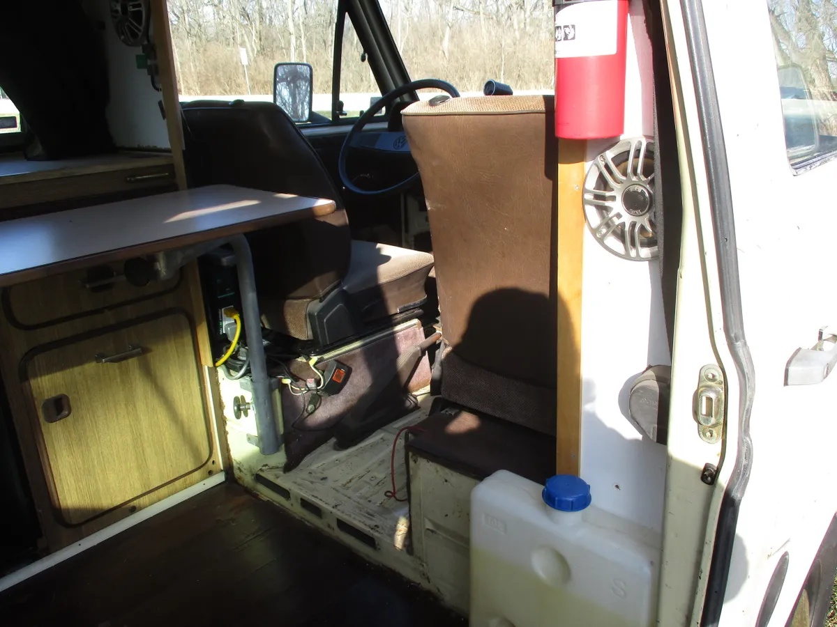 Volkswagen-Kombi-1981-Tan-Tan-18