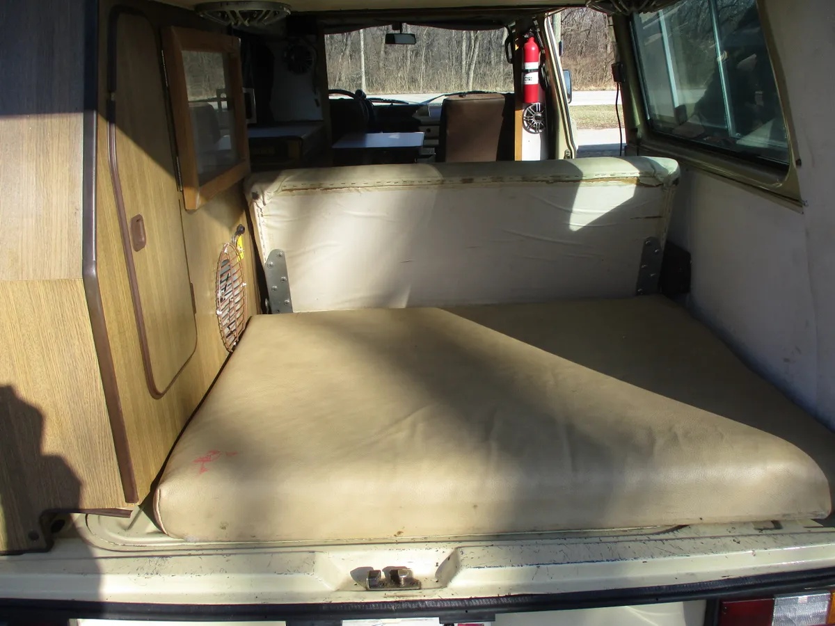 Volkswagen-Kombi-1981-Tan-Tan-19