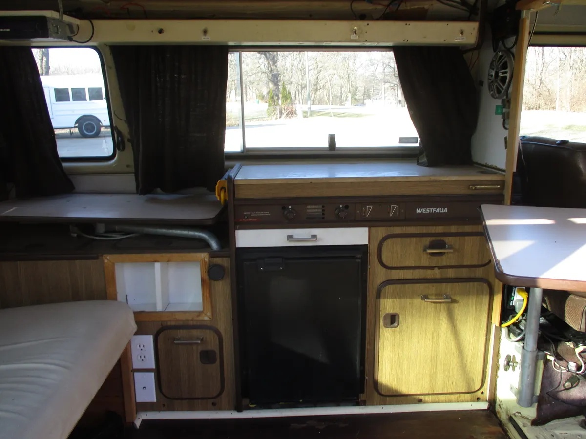 Volkswagen-Kombi-1981-Tan-Tan-2