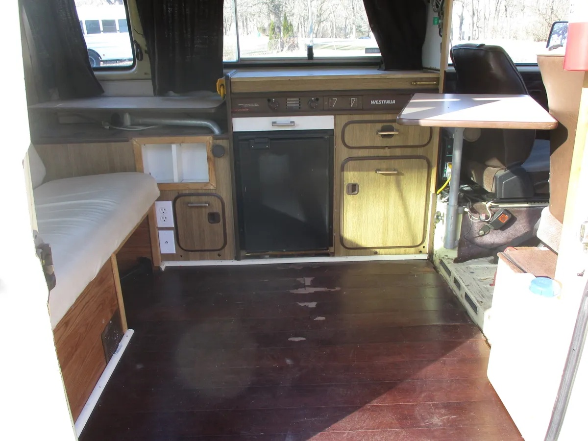 Volkswagen-Kombi-1981-Tan-Tan-4