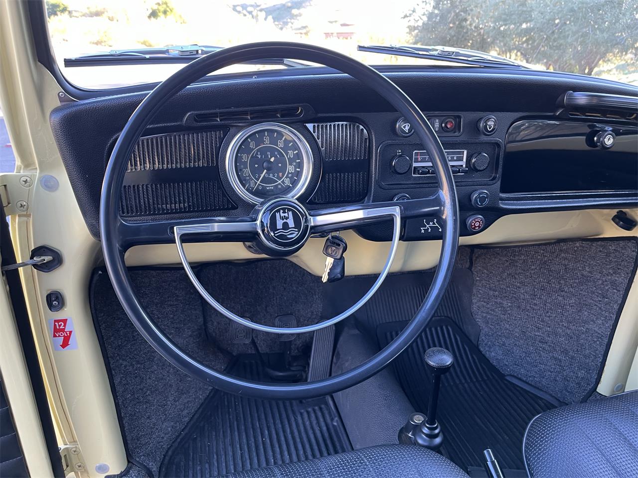 Volkswagen-Super-beetle-1971-Yellow-Black-17