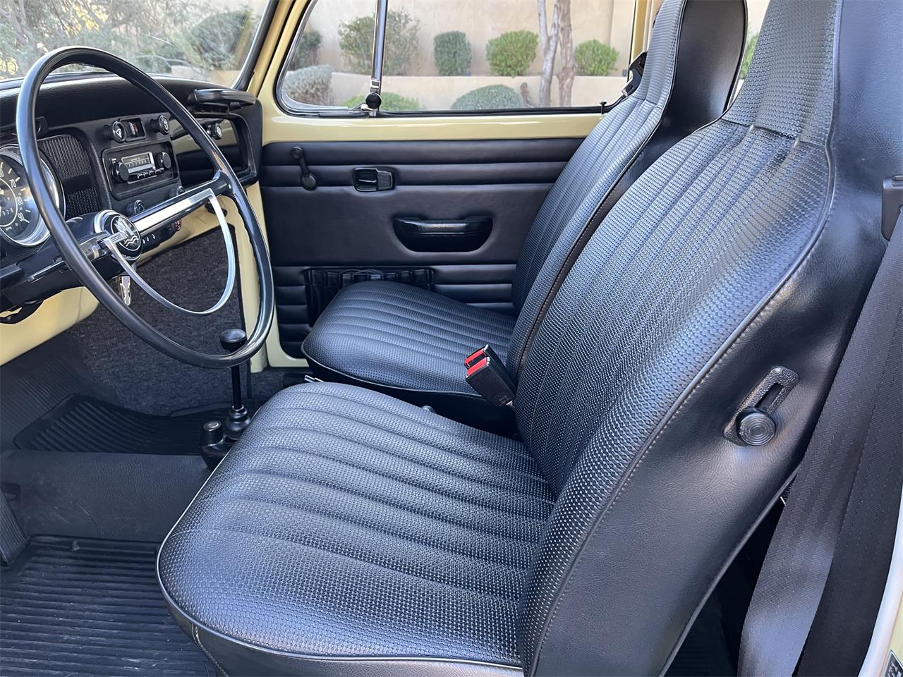 Volkswagen-Super-beetle-1971-Yellow-Black-19