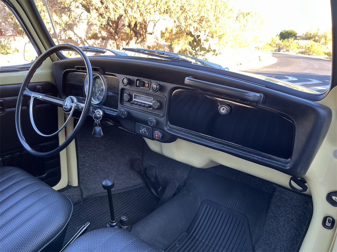 Volkswagen-Super-beetle-1971-Yellow-Black-22