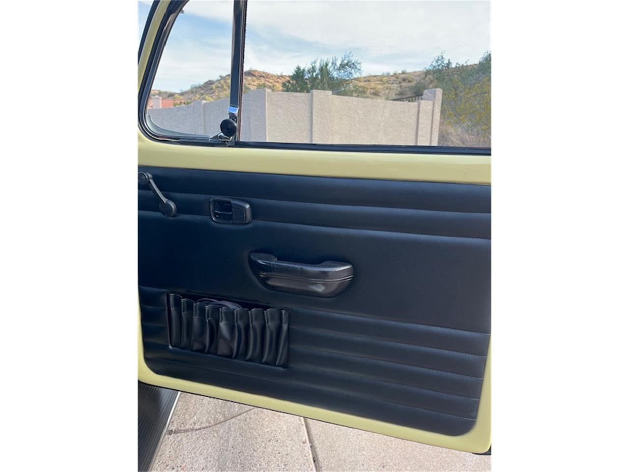 Volkswagen-Super-beetle-1971-Yellow-Black-25