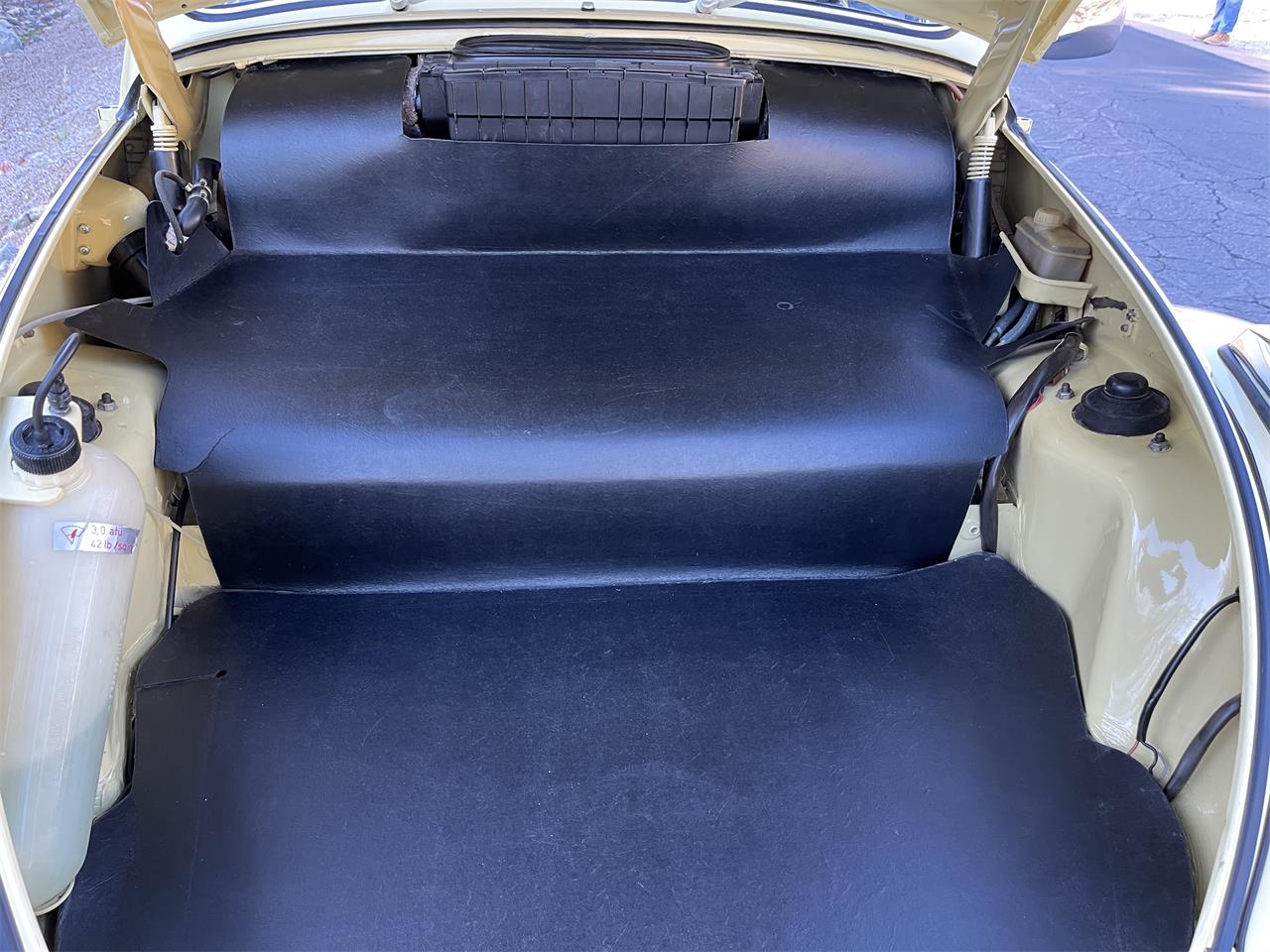 Volkswagen-Super-beetle-1971-Yellow-Black-5