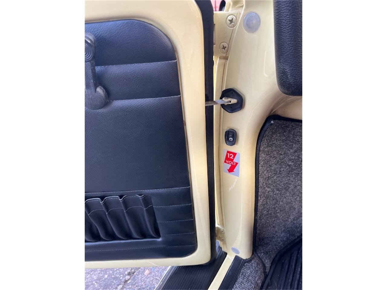 Volkswagen-Super-beetle-1971-Yellow-Black-7