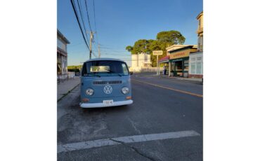 Volkswagen-Van-1972-blue-and-white-Black-1