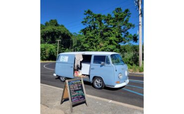 Volkswagen-Van-1972-blue-and-white-Black-2
