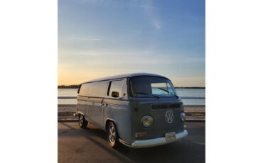 Volkswagen-Van-1972-blue-and-white-Black