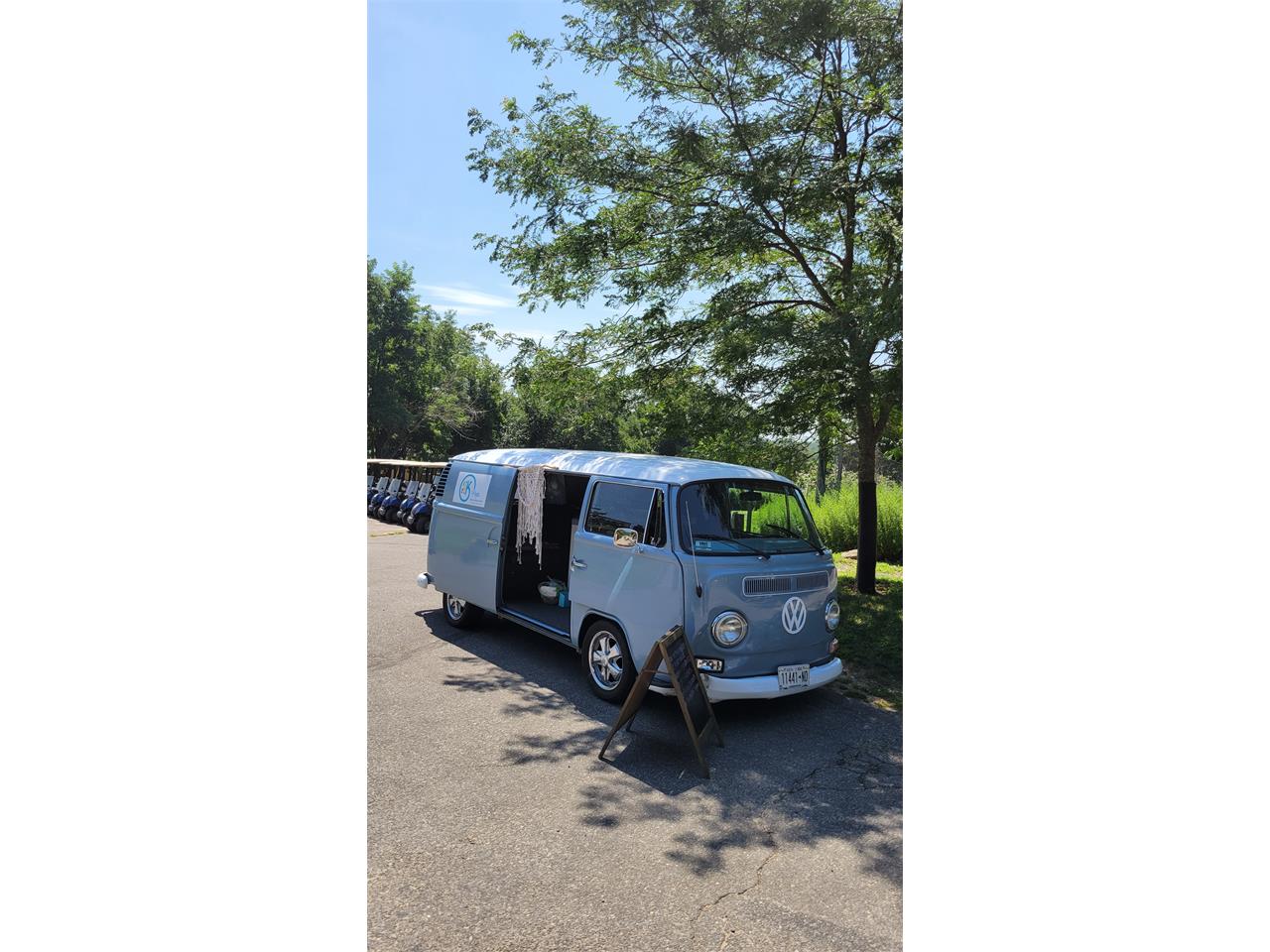 Volkswagen-Van-1972-blue-and-white-Black-4