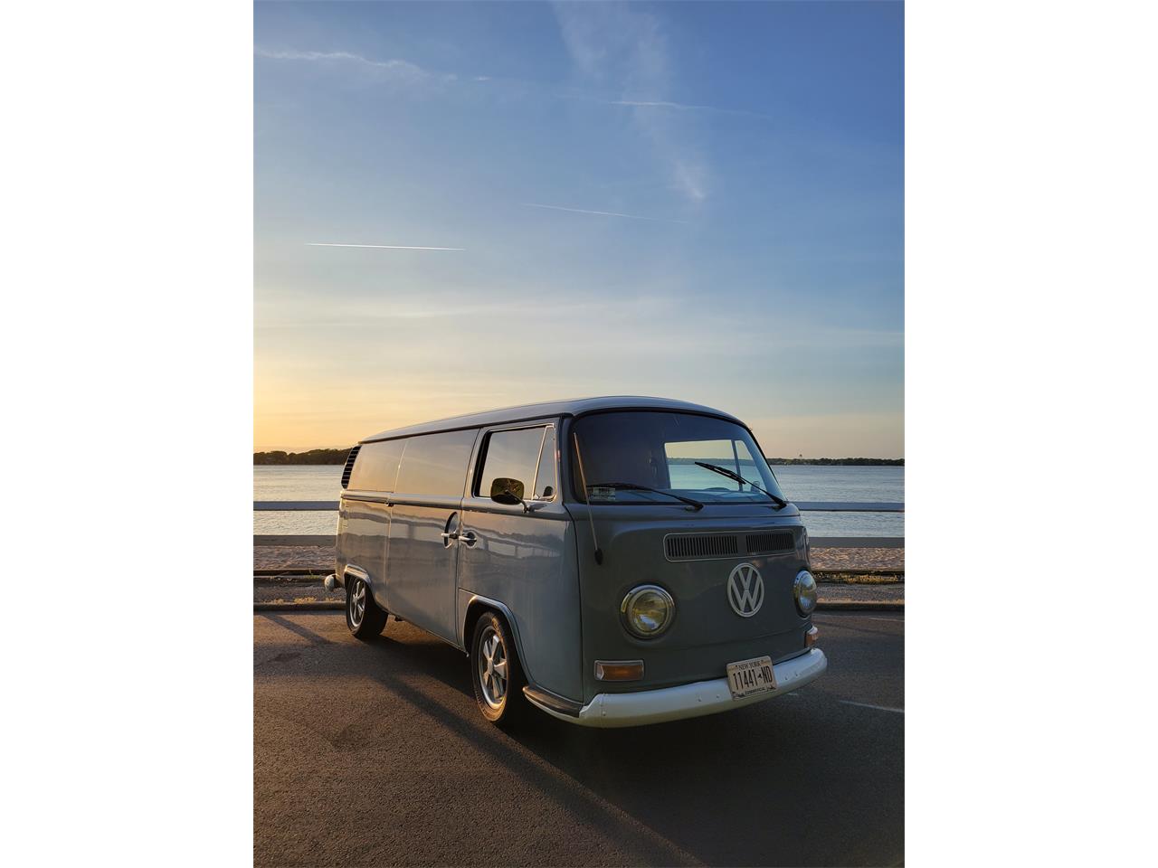 Volkswagen-Van-1972-blue-and-white-Black