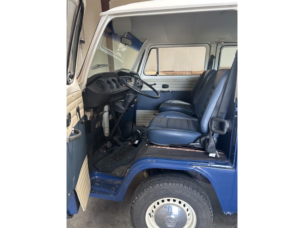 Volkswagen-Vanagon-1975-Blue-and-White-Blue-12