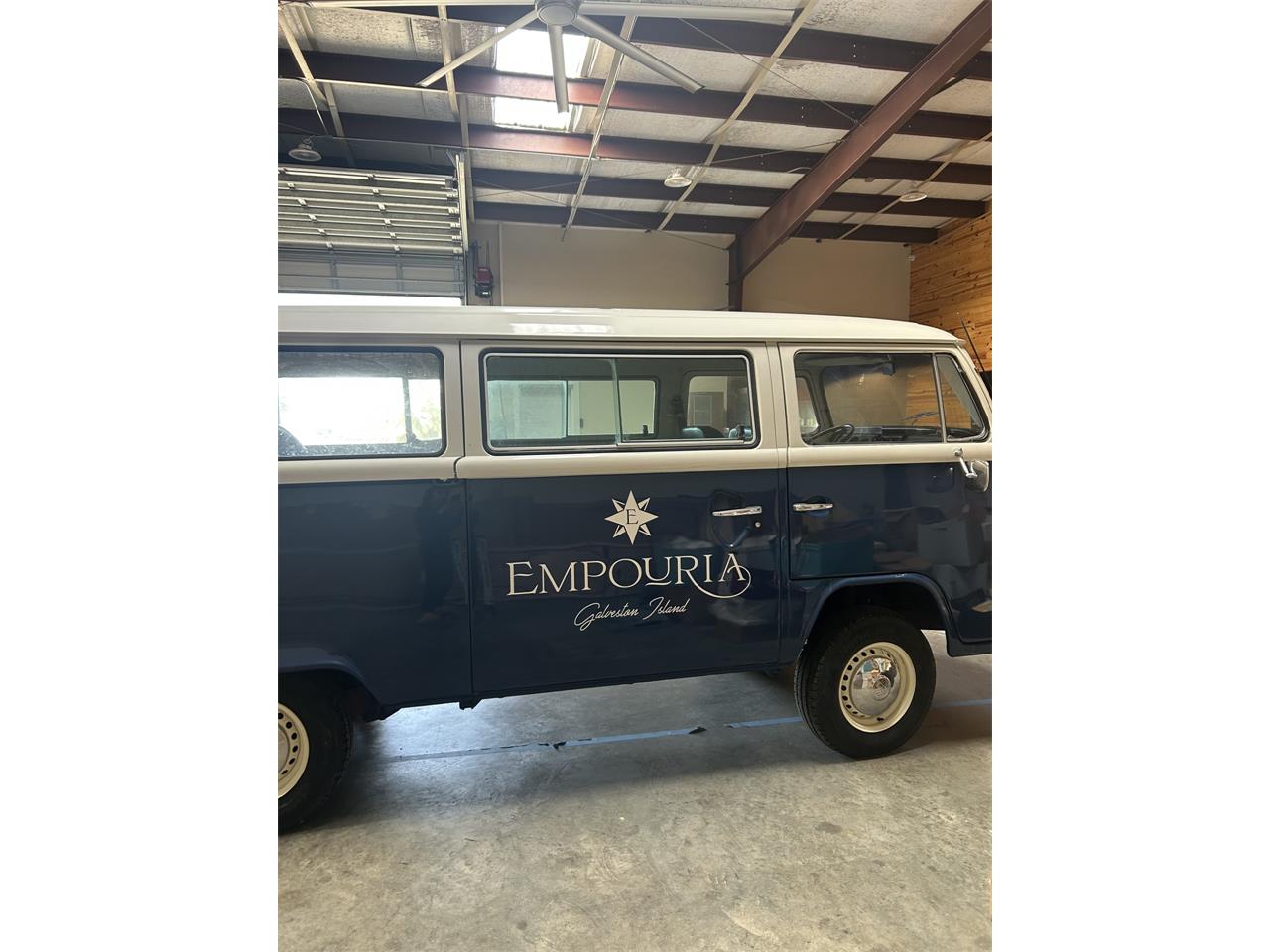 Volkswagen-Vanagon-1975-Blue-and-White-Blue-14