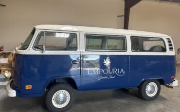 Volkswagen-Vanagon-1975-Blue-and-White-Blue-2