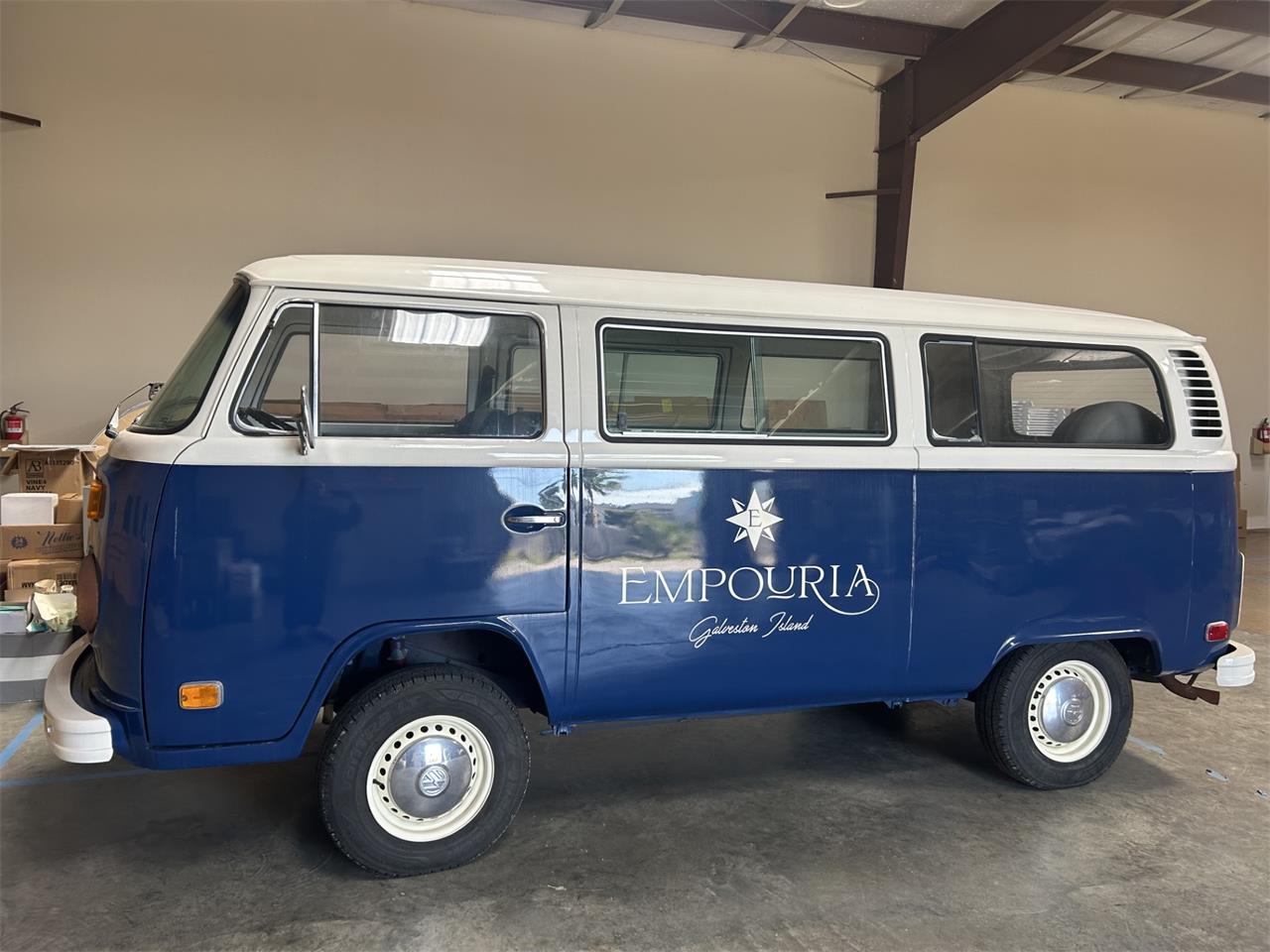 Volkswagen-Vanagon-1975-Blue-and-White-Blue-2