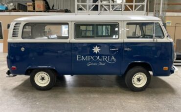 Volkswagen-Vanagon-1975-Blue-and-White-Blue-3